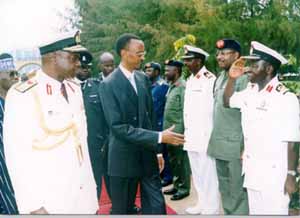 ナイジェリア陸軍高官中のルワンダ大統領ポール・カガム