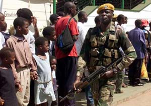 モザンビーク大統領とムガベの会見時、首都の通りを警戒する大統領警護隊兵士